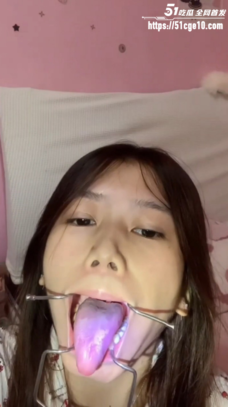 广州反差嫩妹欢欢网调视频泄密08