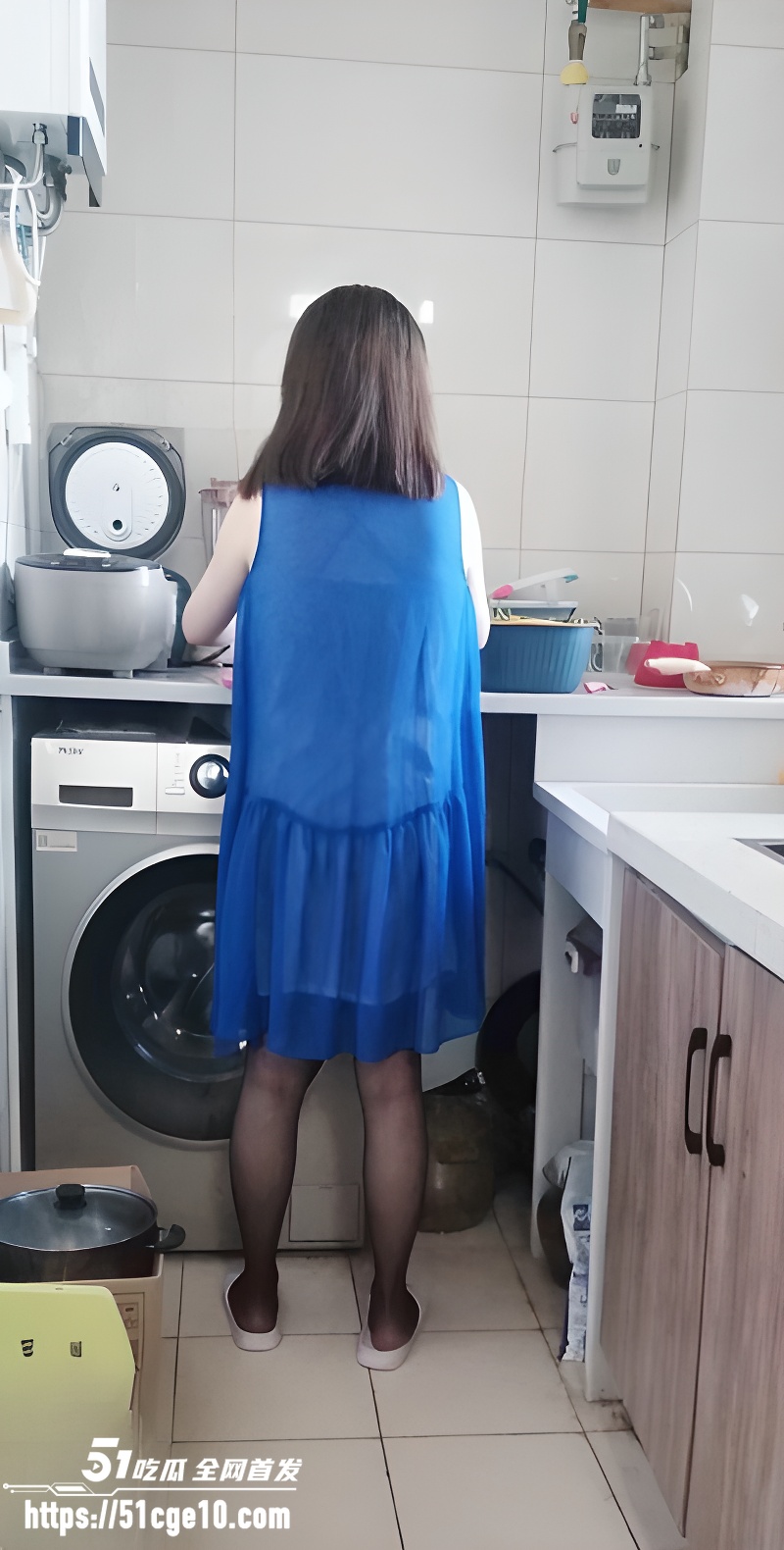 海角大神 英勇小钢炮 玩大了 大嫂穿着开档丝袜厨房做饭 却被小钢炮操出姨妈！