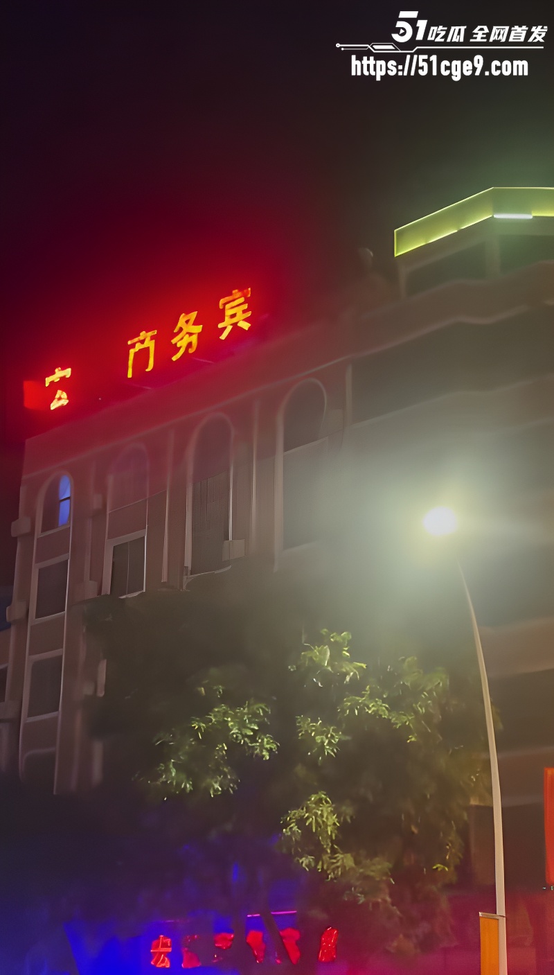 玉林市清宁路某宾馆 一女子坐在楼顶上欲跳楼轻生 问世间情为何物？