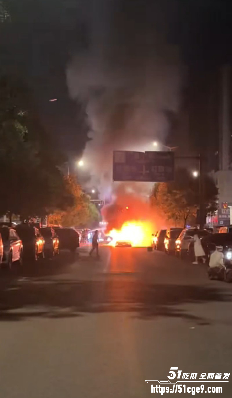 山西大同东信土产街 情侣吵架当街放火烧车 现场火光冲天浓烟滚滚！