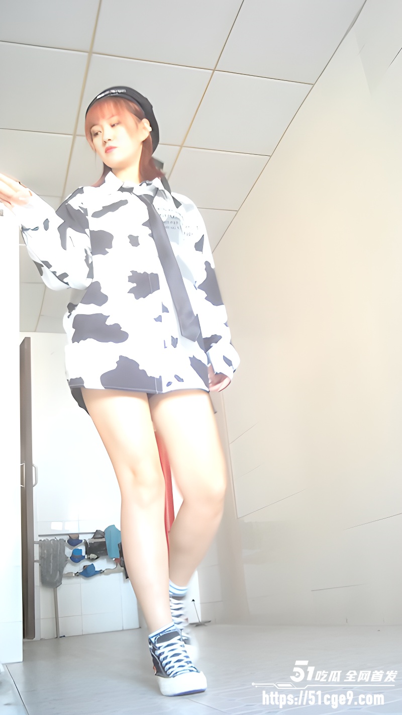 办公楼女厕偷拍 多位女员工尿尿过程高清记录 各种美鲍鱼轮流登场！