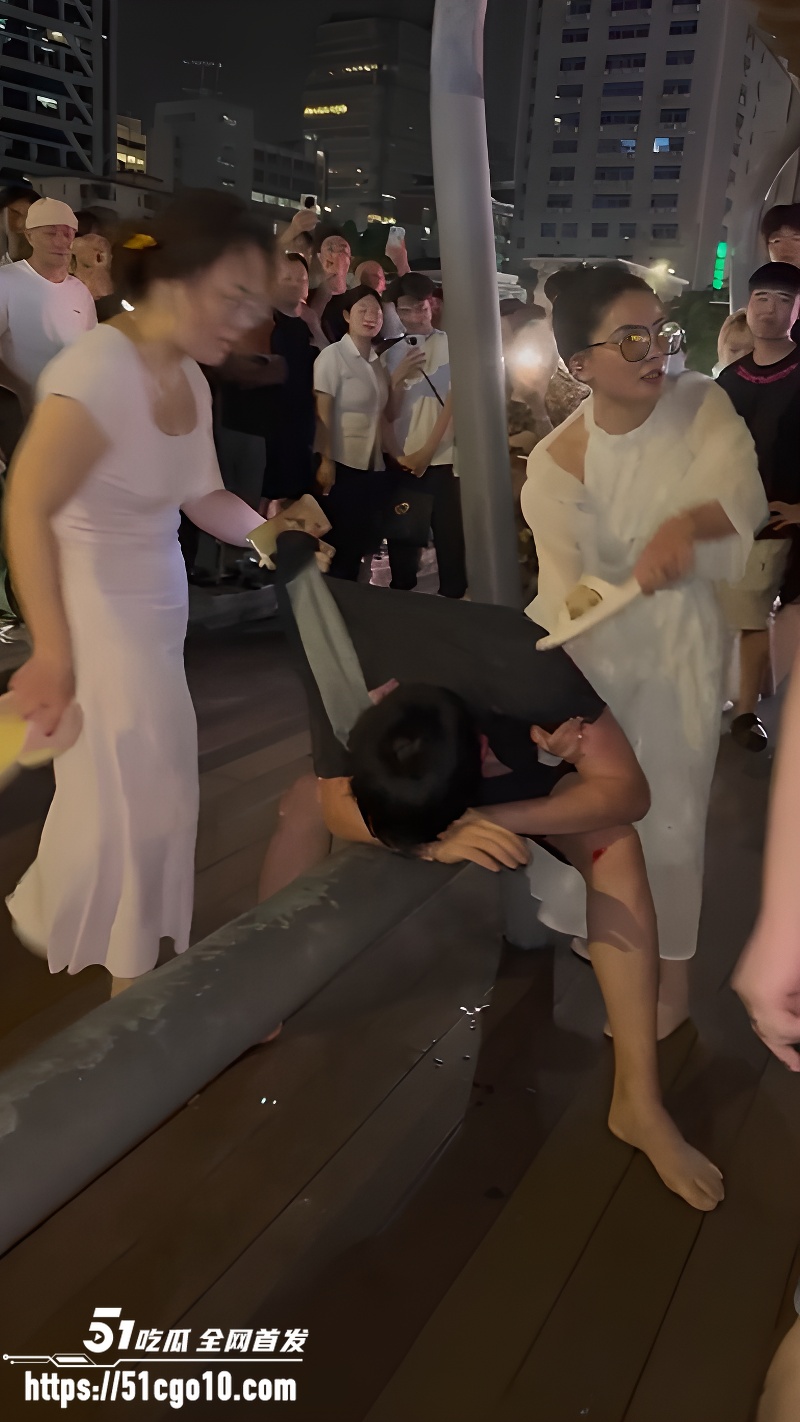 脚踩两条船出轨两个富婆 4