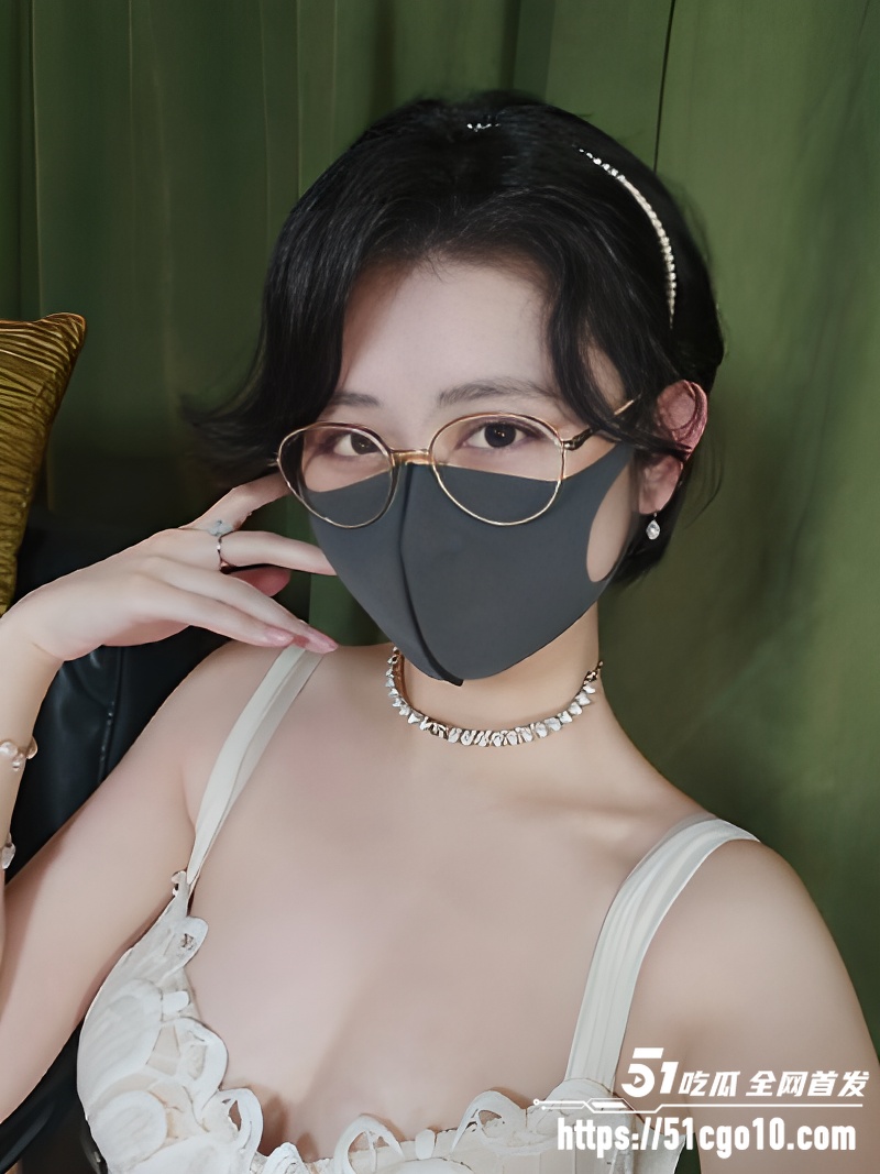 推特网黄 奶咪Naimi 自慰新作 穿白丝校服饥渴泄欲 狂插一线天骚穴淫水四溢！