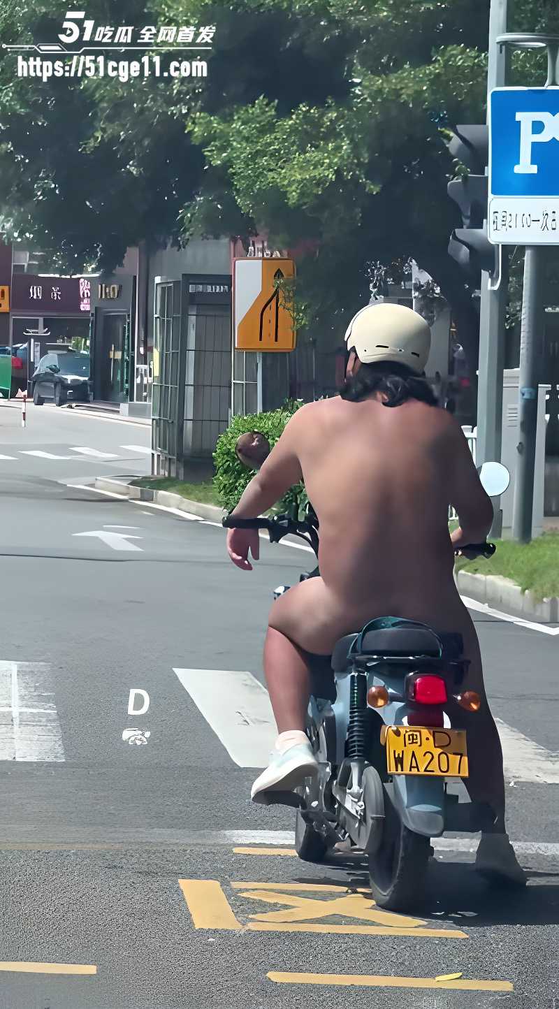 厦门街头 老哥全裸骑摩托 3