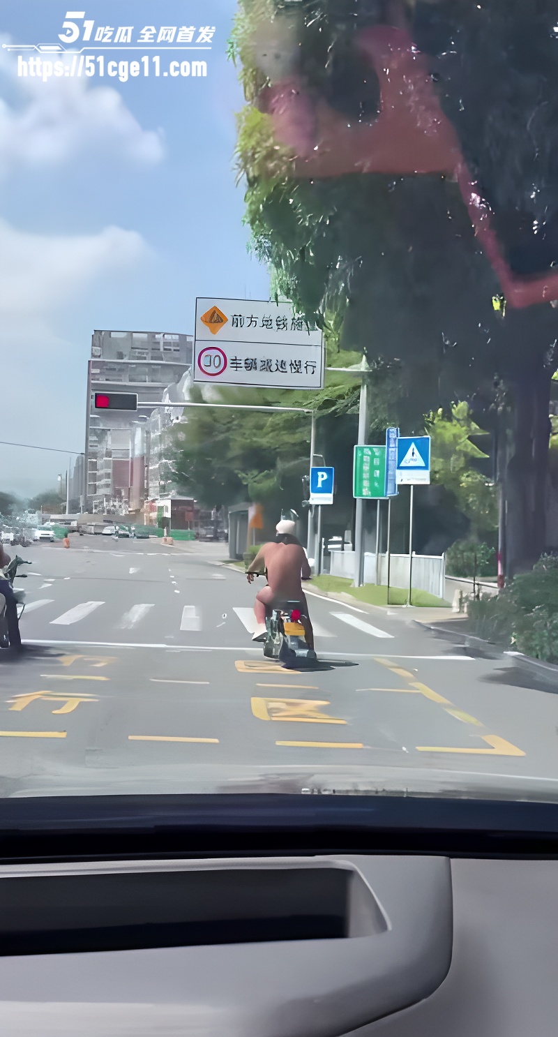 厦门街头 老哥全裸骑摩托 5