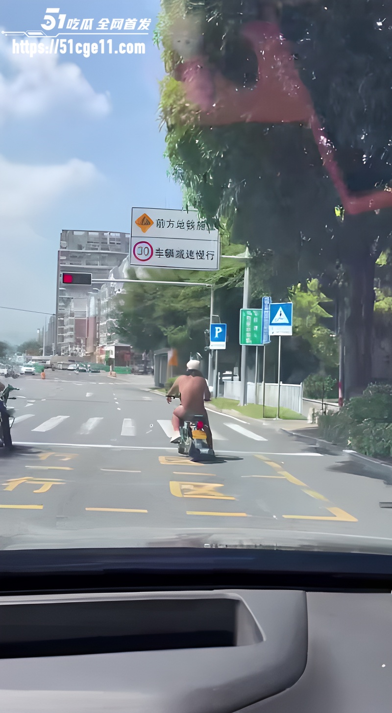 厦门街头 老哥全裸骑摩托 6