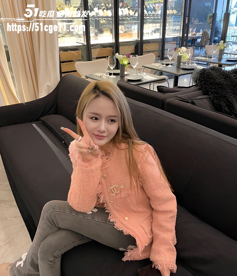高颜值富家女携闺蜜给壮汉当狗猛操 双飞后入鞭挞调教 千金小姐竟然如此淫荡！