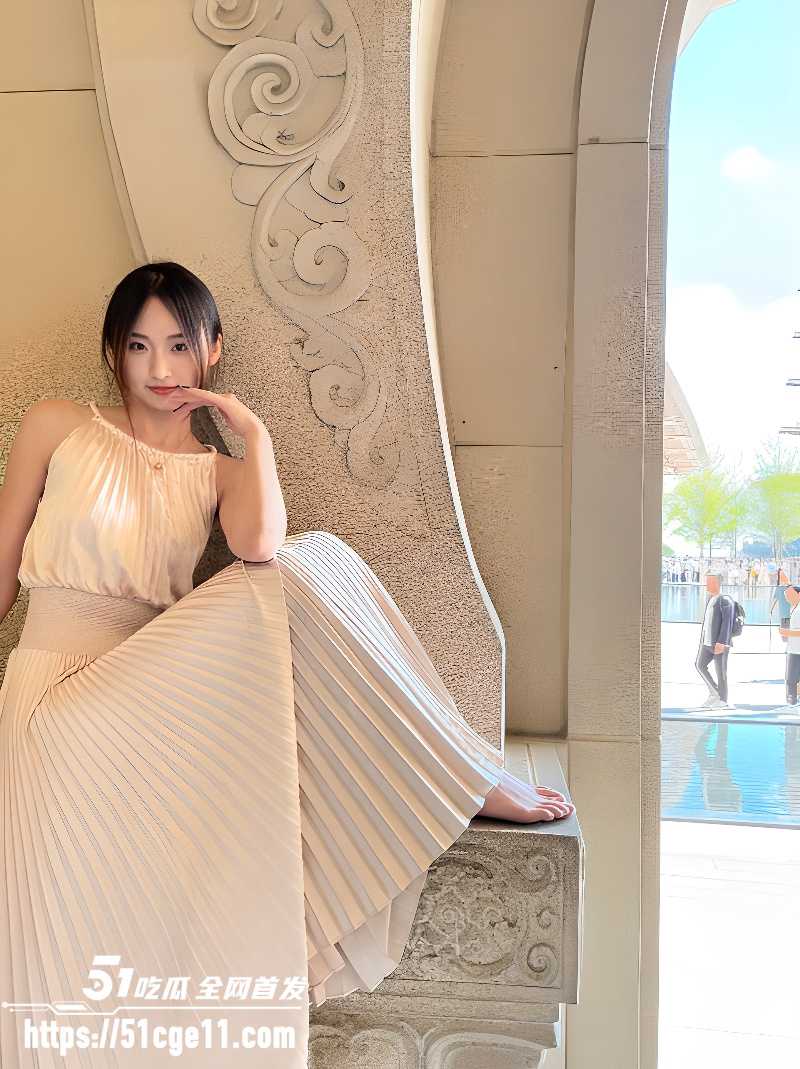 高颜值美女性爱自拍流出 美腿大开任由扣穴蹂躏 后入打桩骚逼猛喷淫水