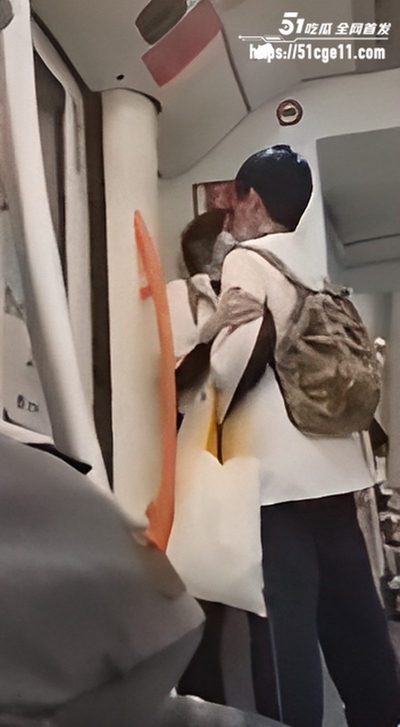 00后小情侣地铁上整活 当众又摸又扣胆子真大 公共车厢直接上手 女生配合到身体发抖