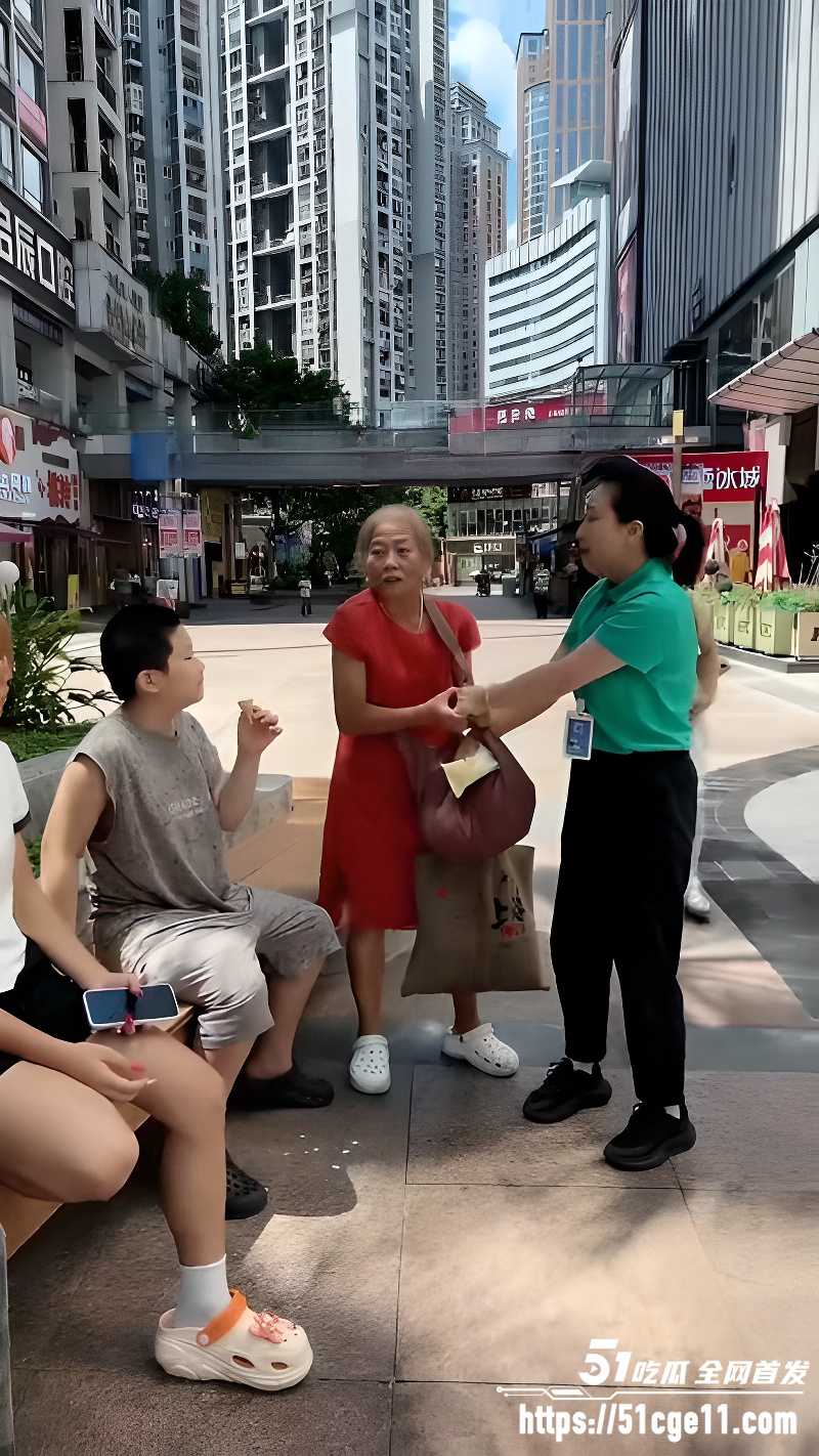 重庆南坪商圈老太太盗窃被当场逮住 究竟是坏人变老了还是老人变坏了？