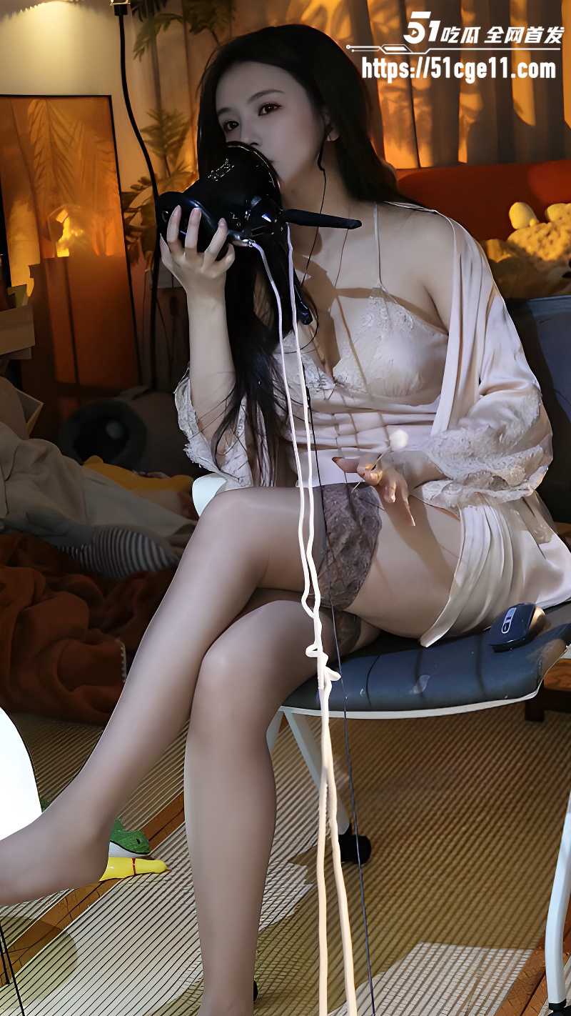声控主播 大艺术嘉 人妻ASMR诱惑 穿着吊带裙吹舔麦克风 表情甜得发腻 声音软到骨头里！