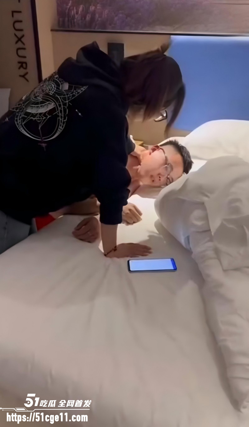 渣男出轨商K妹被抓奸02
