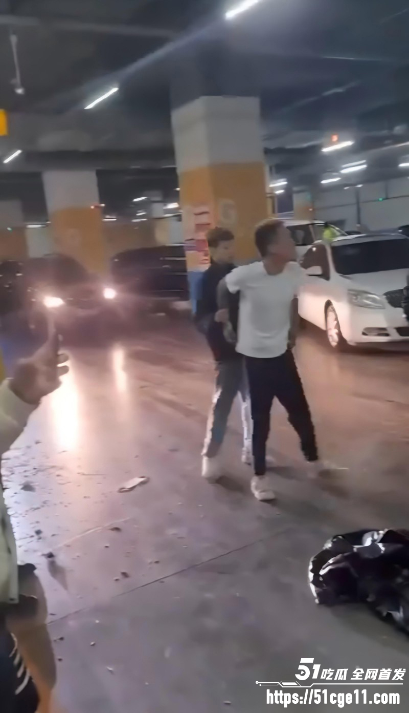精神小伙不自量力 地下车库挑衅 被一脚踹飞三米 围观群众笑出声！