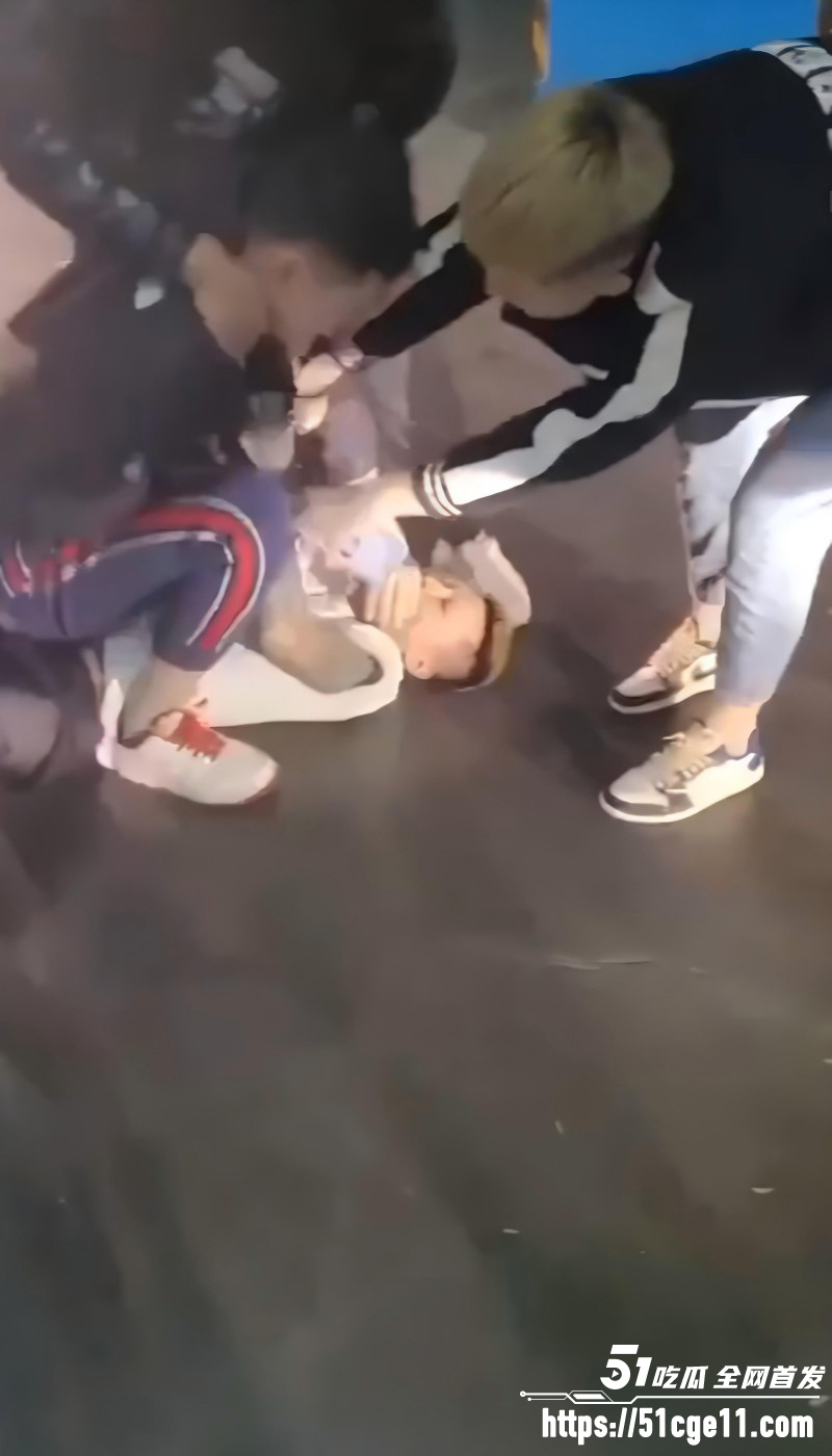 精神小伙地下车库挑衅被暴揍05