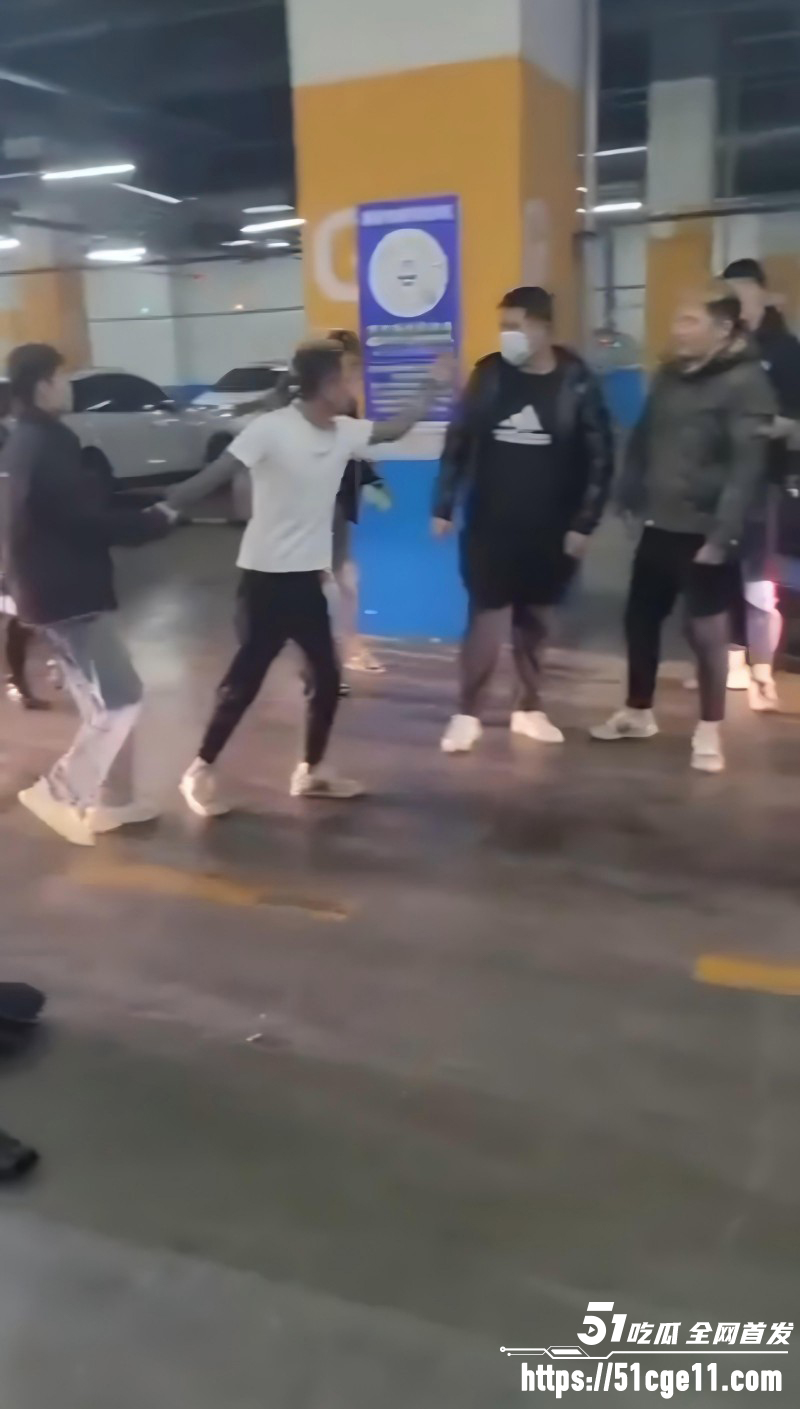 精神小伙地下车库挑衅被暴揍02