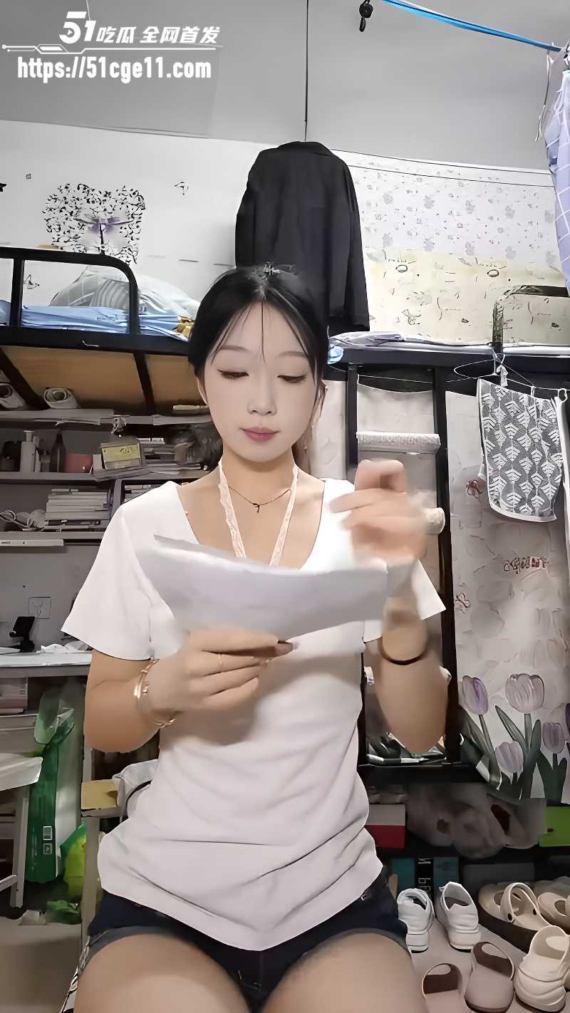 舞蹈系清纯学妹宿舍全裸起舞 分开双腿大胆展示浓密耻毛 奔放舞姿让人口干舌燥！