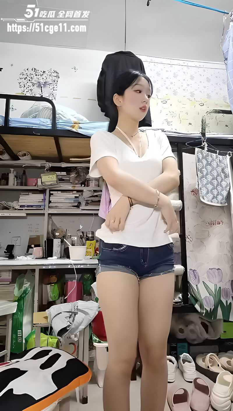 舞蹈系清纯学妹宿舍全裸起舞 2