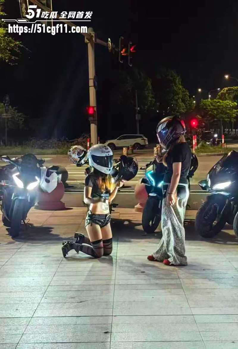 深夜街头现惊人一幕 花季少女当众栓绳跪爬 机车小伙牵引嬉笑 似狗奴公开调教