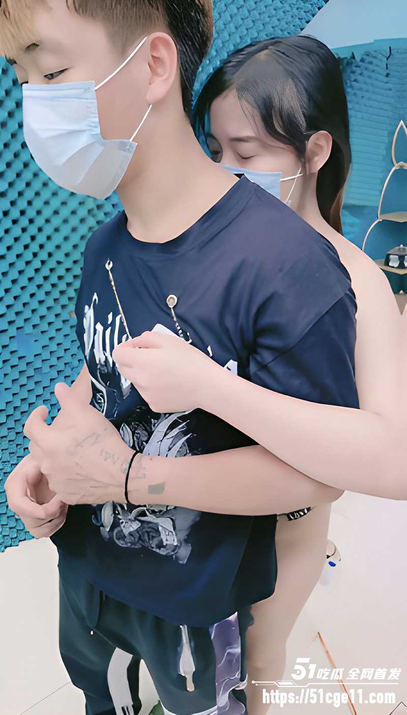 情侣直播上演现实版NTR 黑人轮番上阵蹂躏女友蜜穴 男友只能在一旁干瞪眼！