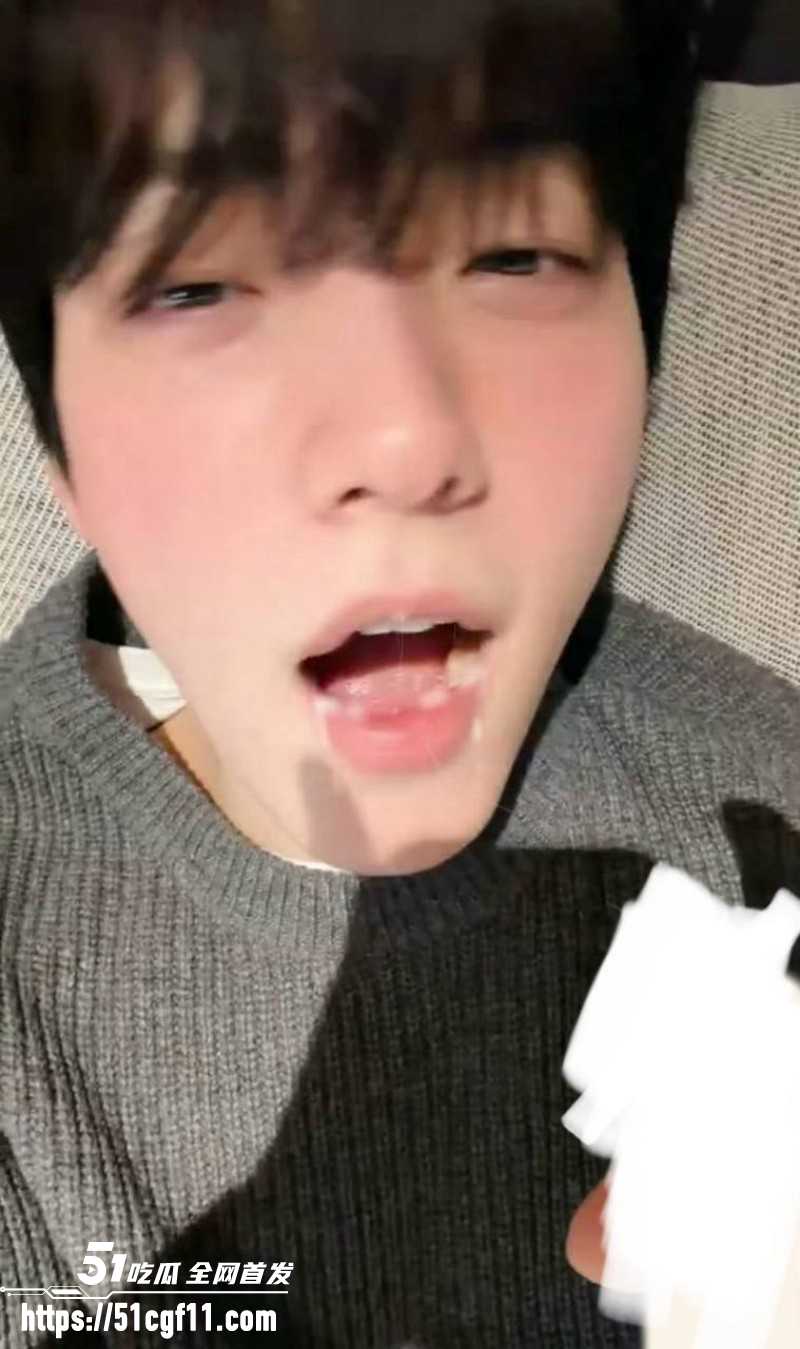韩国TXT男团崔秀彬脚踏多船被前男友曝光010