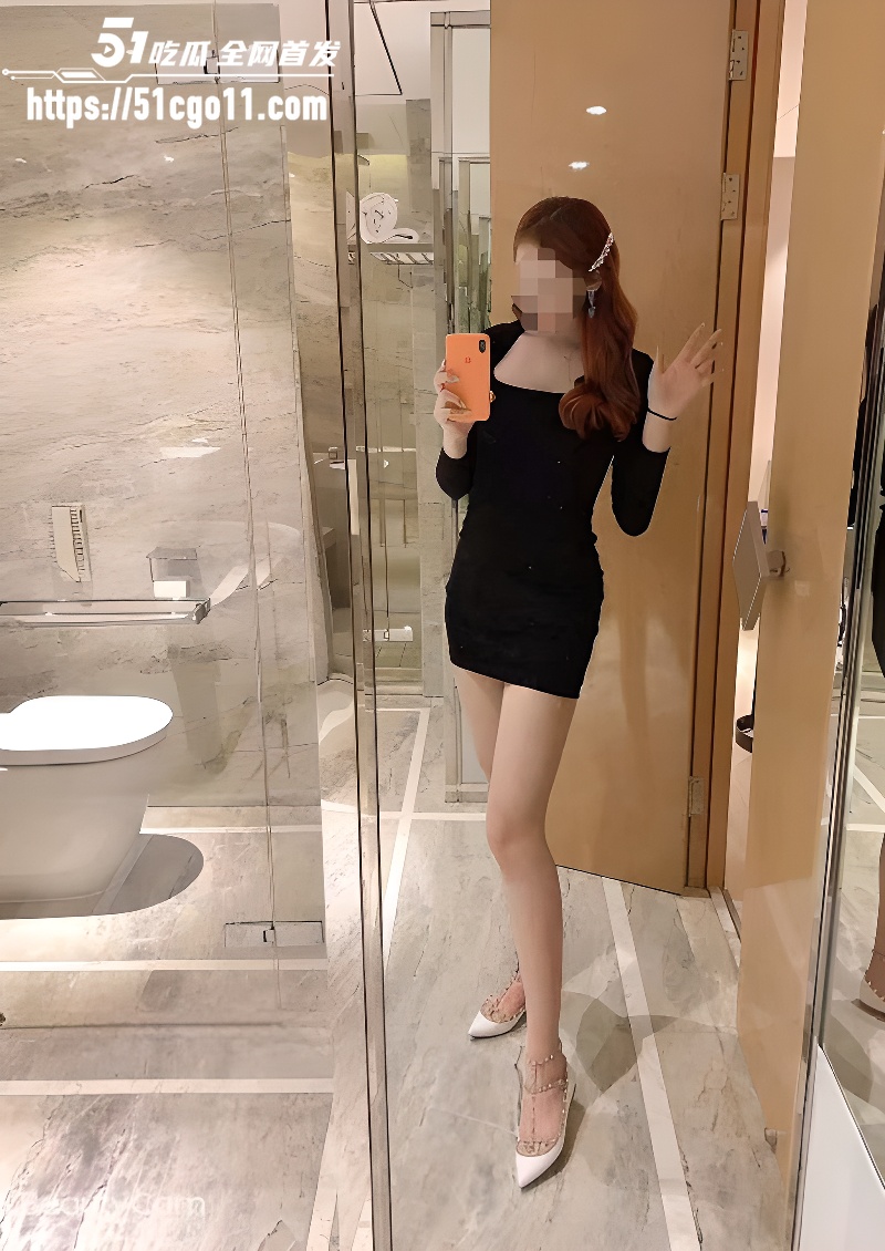 开封绿帽淫妻约炮单男 身穿情趣丝袜深喉吞吐肉棒 三人激情泄欲突破禁忌底线