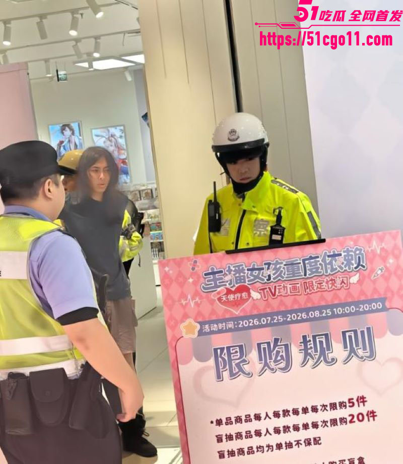 上海南京路 超天酱快闪店 上演真人血案 粉红地毯染血 持刀伤人现场被按倒！