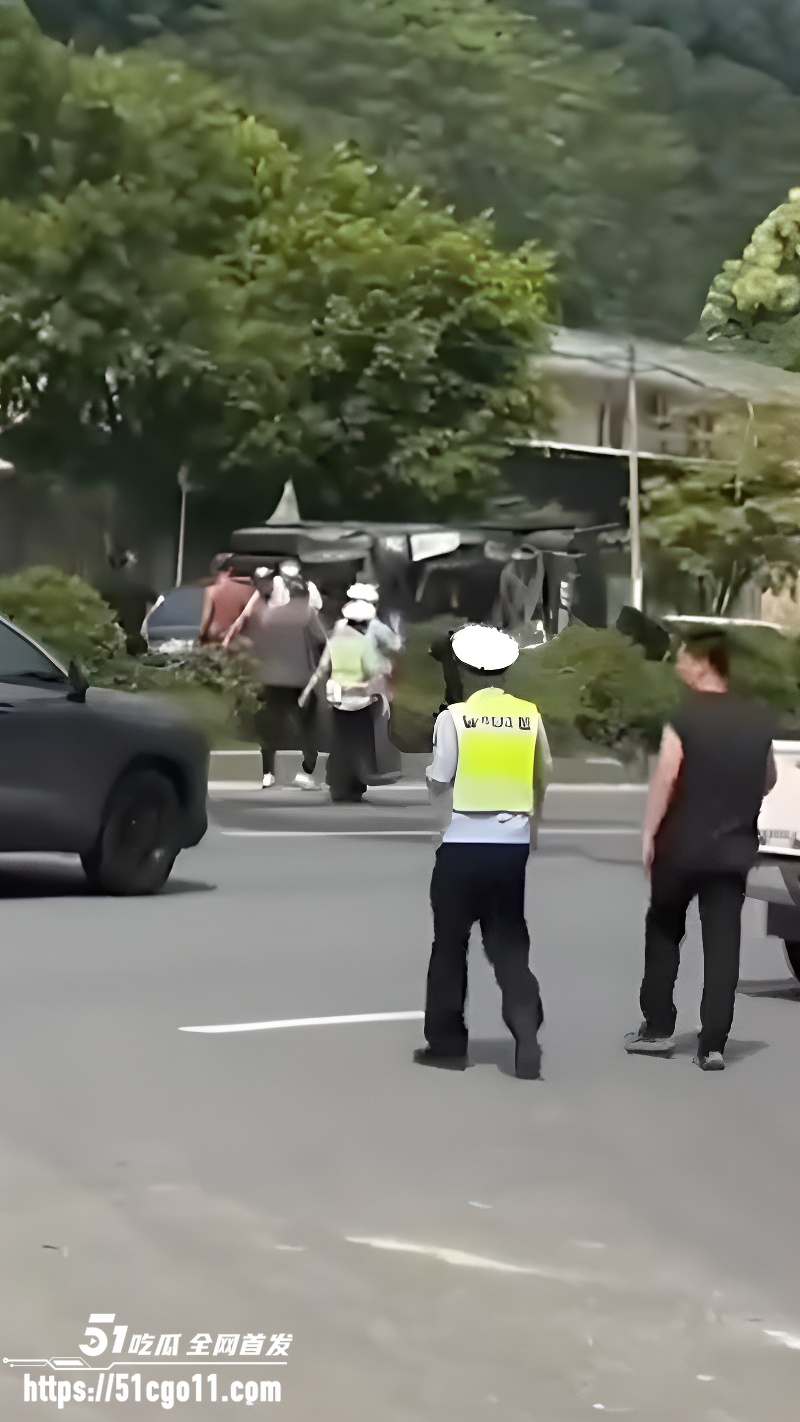 广东潮州 溪口路段重大交通事故 大货车硬刚旅游大巴 事故造成6人死21伤！