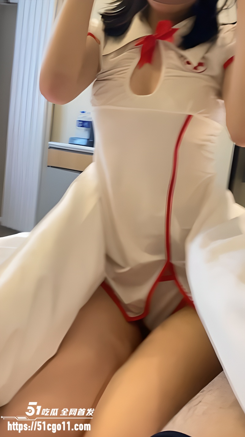 51原创和妹妹同居的日子 小妹变身护士装又舔吊又舔蛋 水蛇腰被抓住猛烈抽送