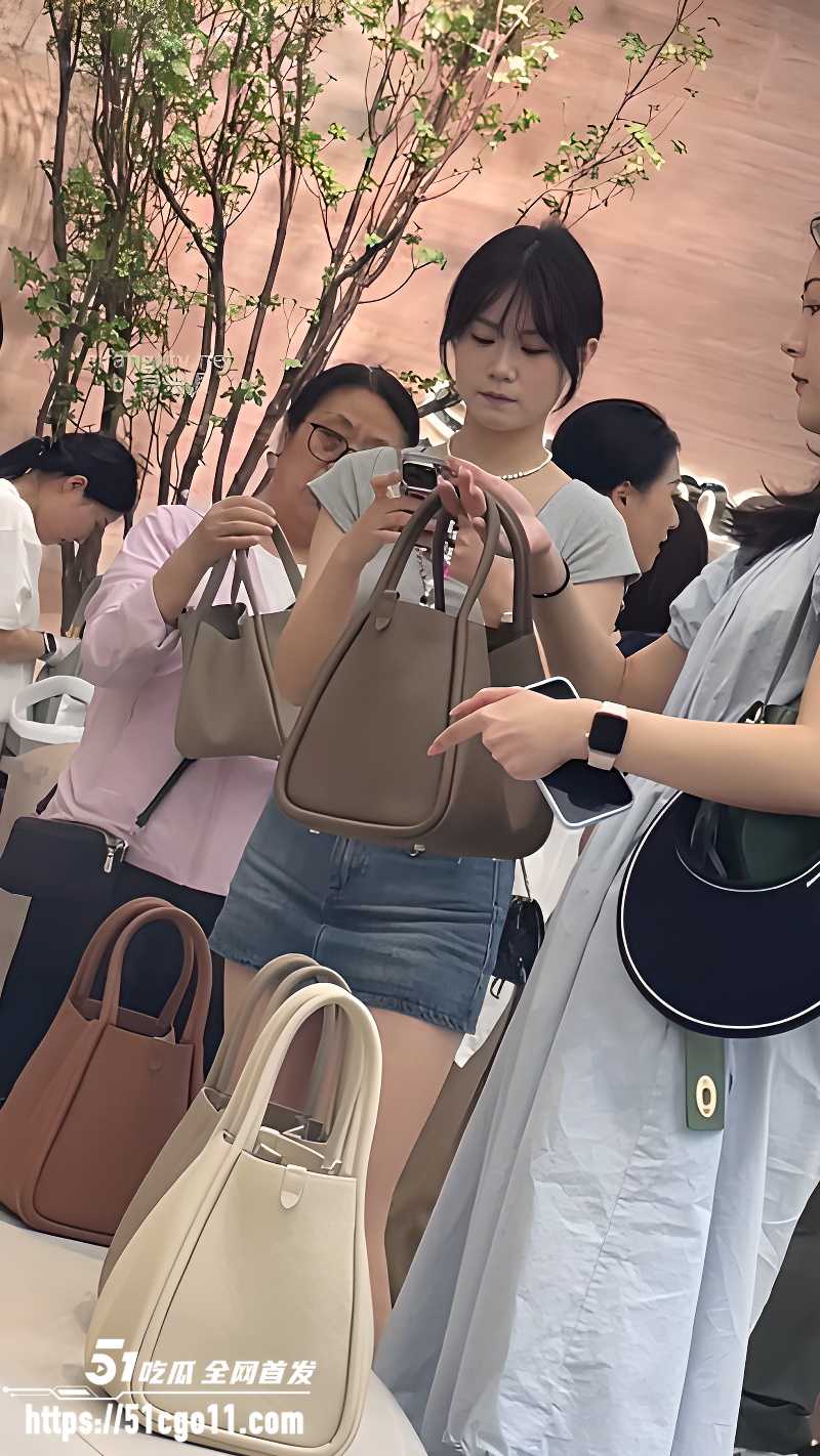 顶点大师 户外抄底极品嫩妹 元气美女超短裙下白内全夹臀 屁股蛋完全暴露