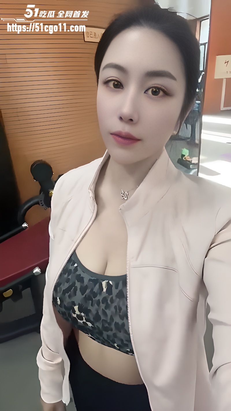 快手少妇 佳佳baby 定制福利 极品大奶堪比木瓜 一线天肥逼自慰到淫水直流！