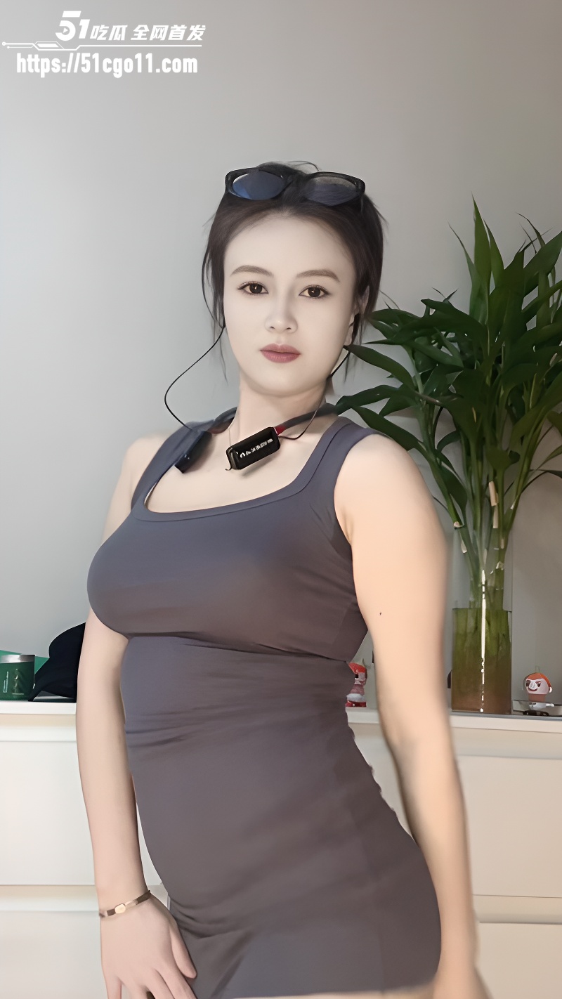 抖音网红小阿姨 下海直播骚舞 身着情趣丁字裤妖艳甩臀 熟女韵味散发的淋漓尽致！