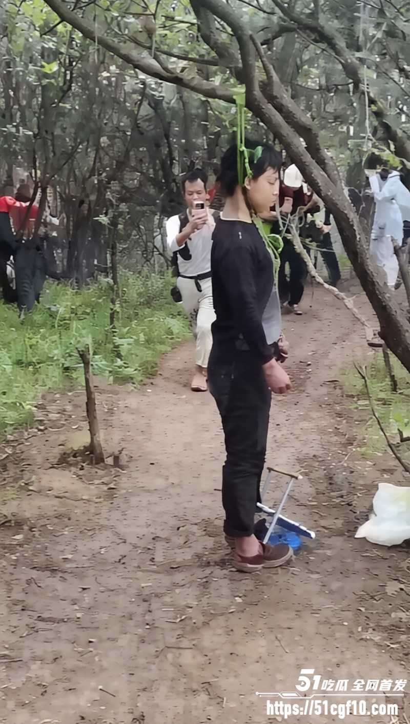 西安子午峪尖山男子上吊自杀04