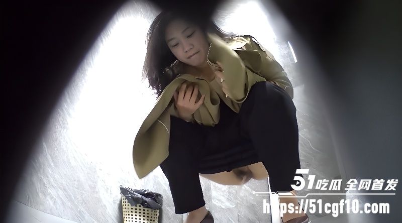 酒店餐厅女厕偷拍多位性感少妇  3