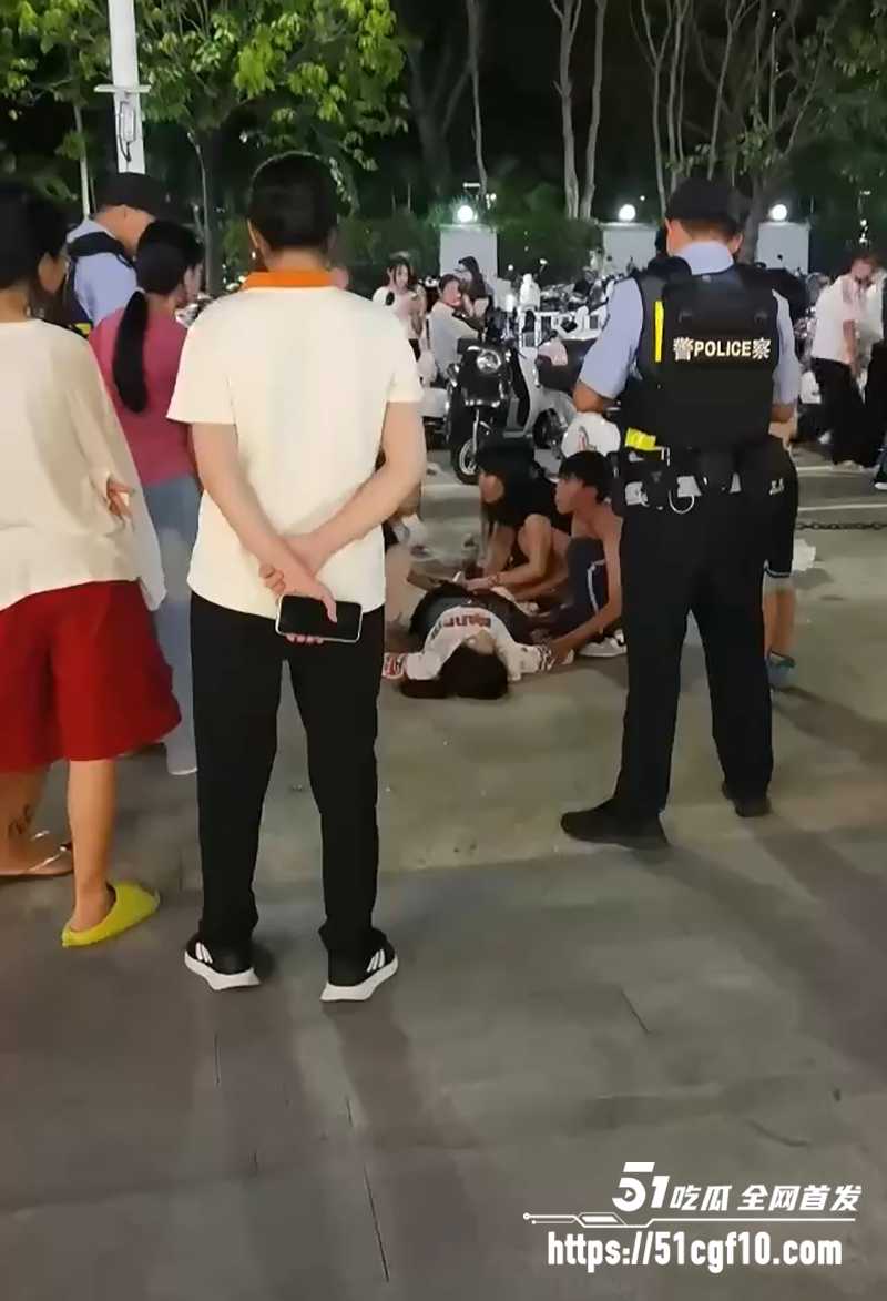 广西南宁会展航洋城捅人事件 孩子目睹母亲被父亲当街手刃 跪地唤母刺痛人心