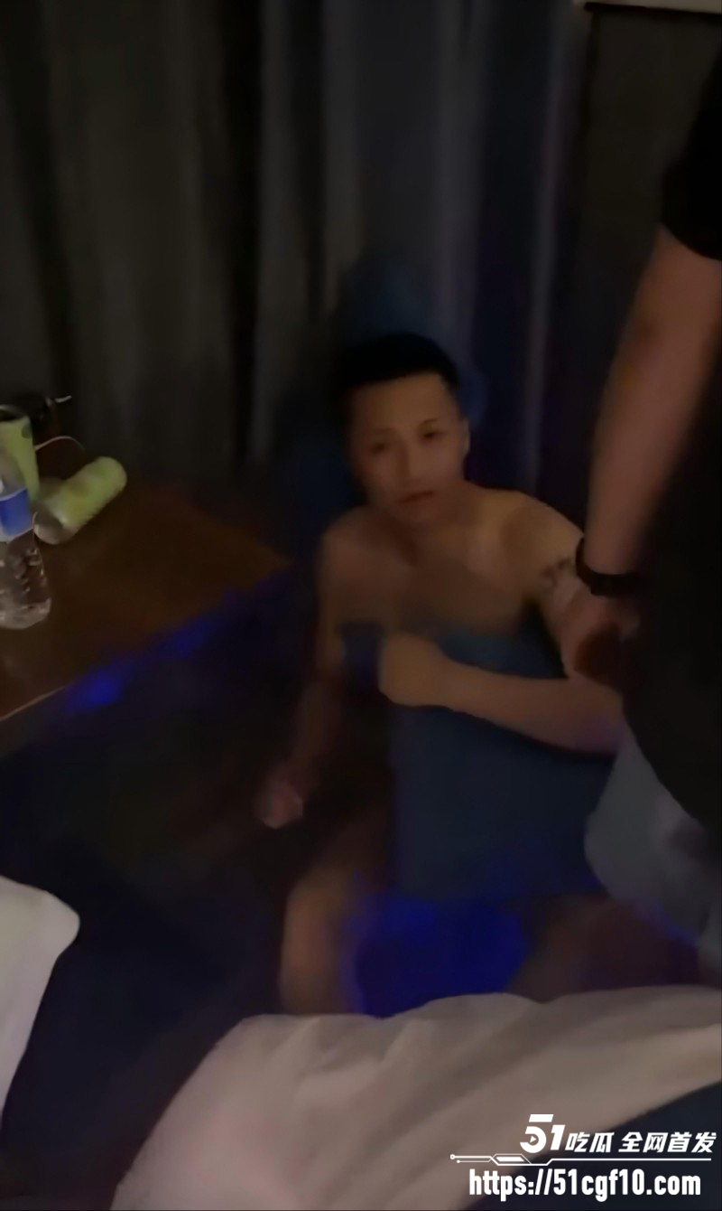 狗男女偷情 激战正酣惨遭抓奸 一丝不挂被疯狂暴揍 奸夫全程状态懵逼！