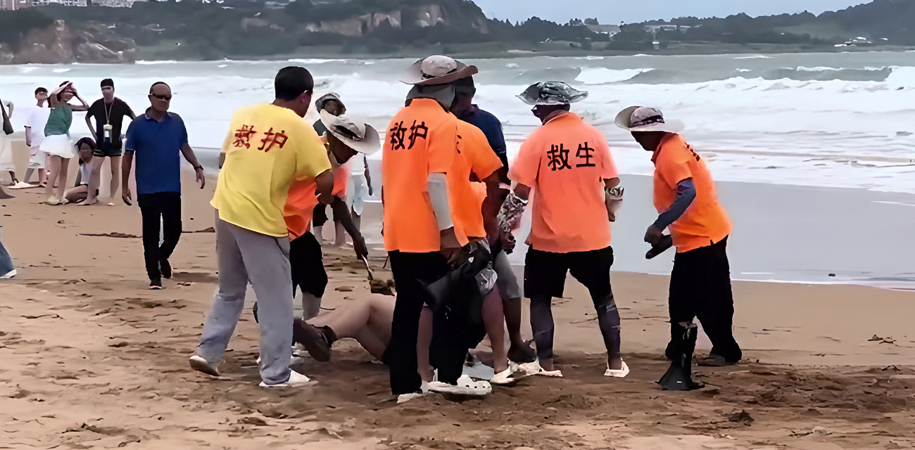 景区员工打人 第二弹 青岛海水浴场 男子海边被一群救生衣员工围起来暴打引发热议！