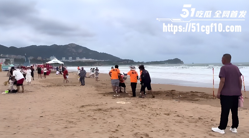 景区员工打人 第二弹 青岛海水浴场 男子海边被一群救生衣员工围起来暴打引发热议！