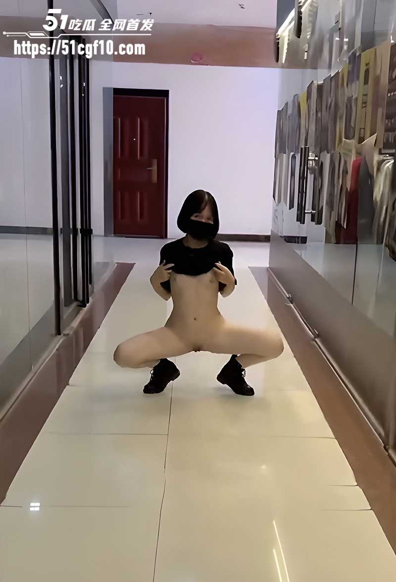 户外人前露出女神AZINABUER合集 2 拷贝