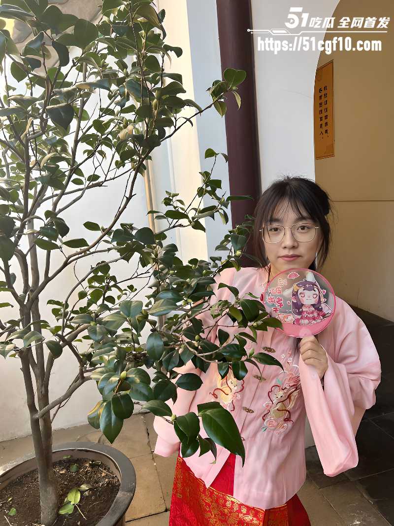 反差眼镜婊 小黎 与男友私拍泄漏 户外口交野战 外翻黑鲍被内射填满！