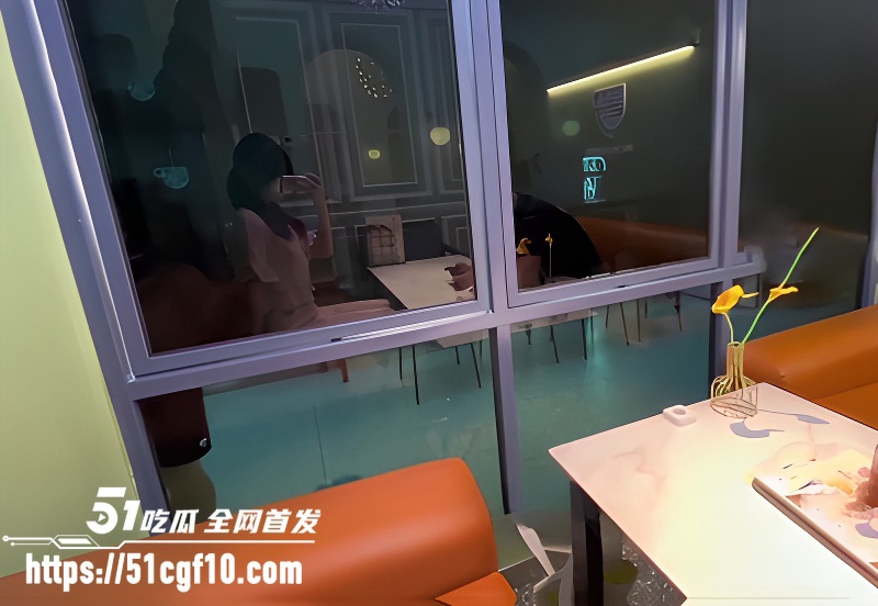美腿尤物 洛洛幻想屋 咖啡厅狩猎陌生肉棒 足交勾引跪舔侍奉 吸得啧啧作响