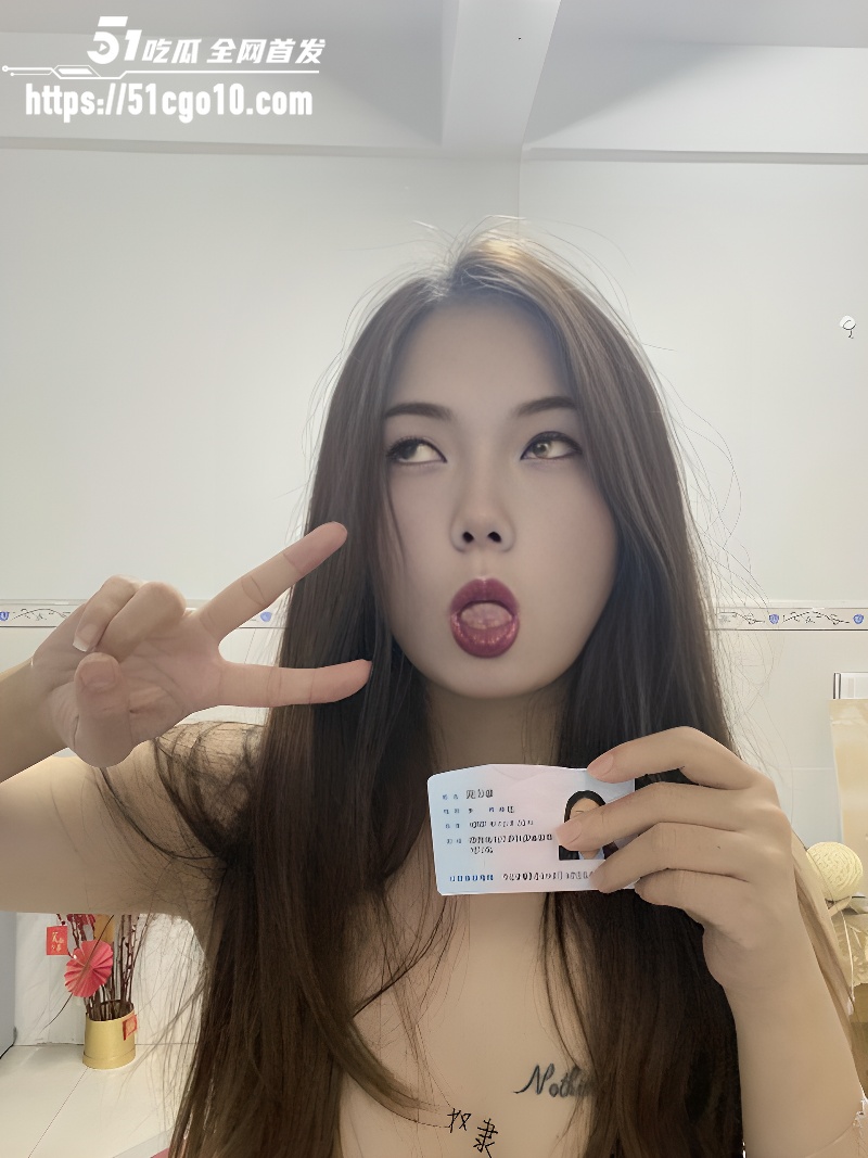 广东少妇 吴方情 骚浪视频 手持身份证化身阿黑颜母猪 浴室内酒瓶插穴 骚到骨子里！