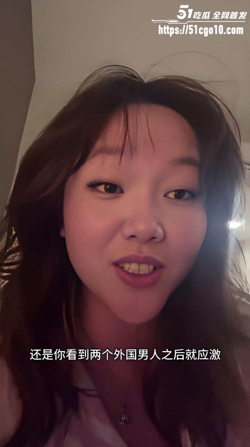 中国妹子被两个意大利帅哥亲吻 3