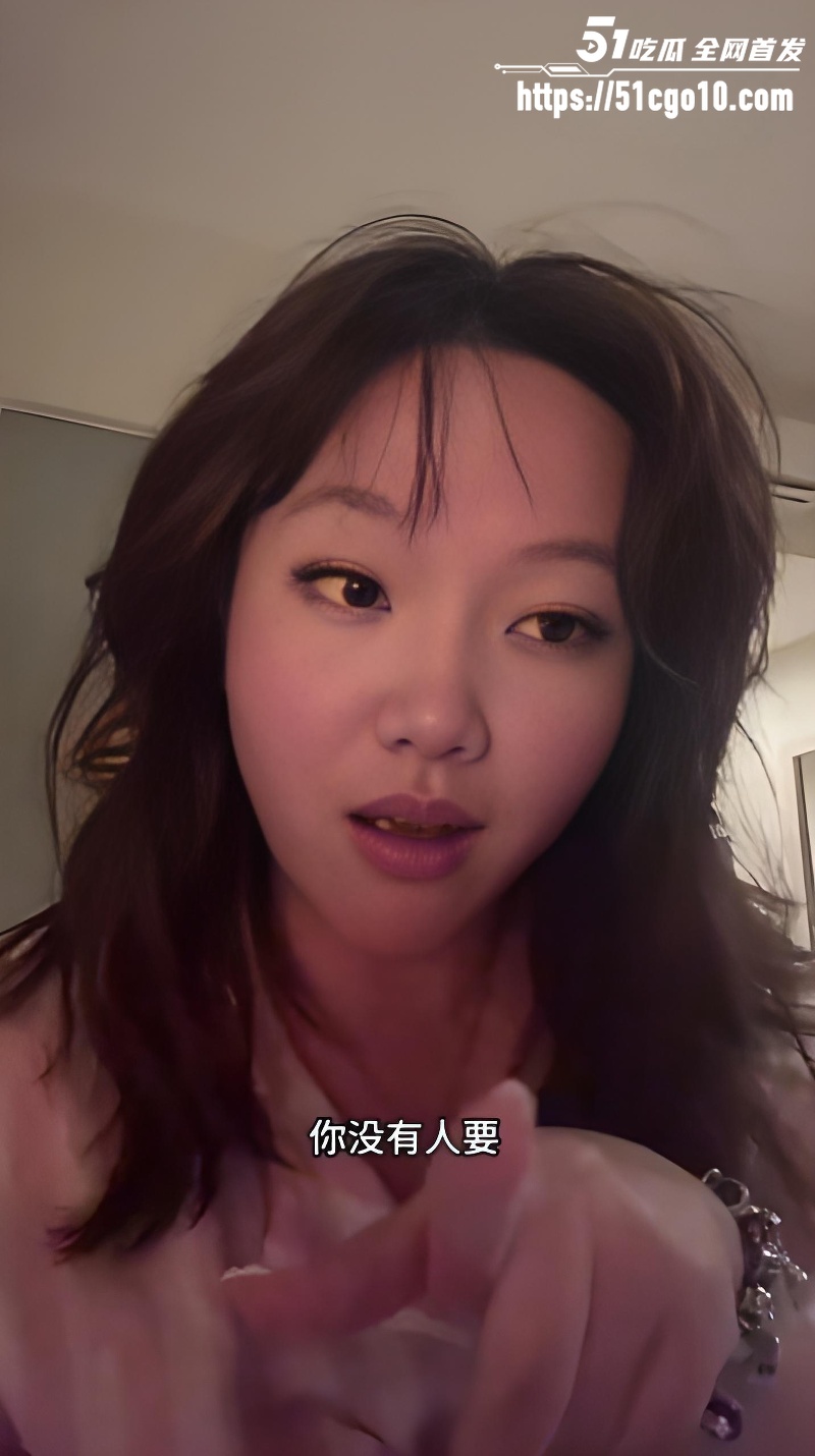 中国妹子被两个意大利帅哥亲吻 4