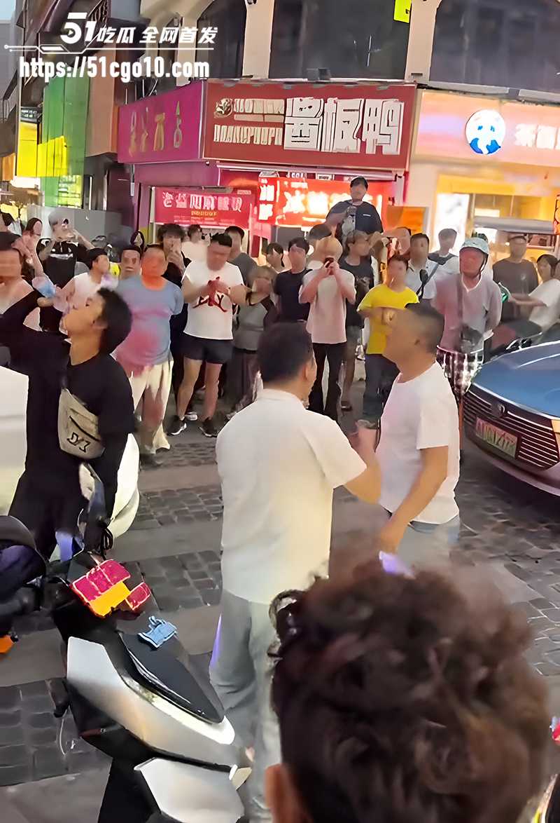奇葩解压名场面 两男子街头吵架互吐口水 最后竟演变成泼水大作战