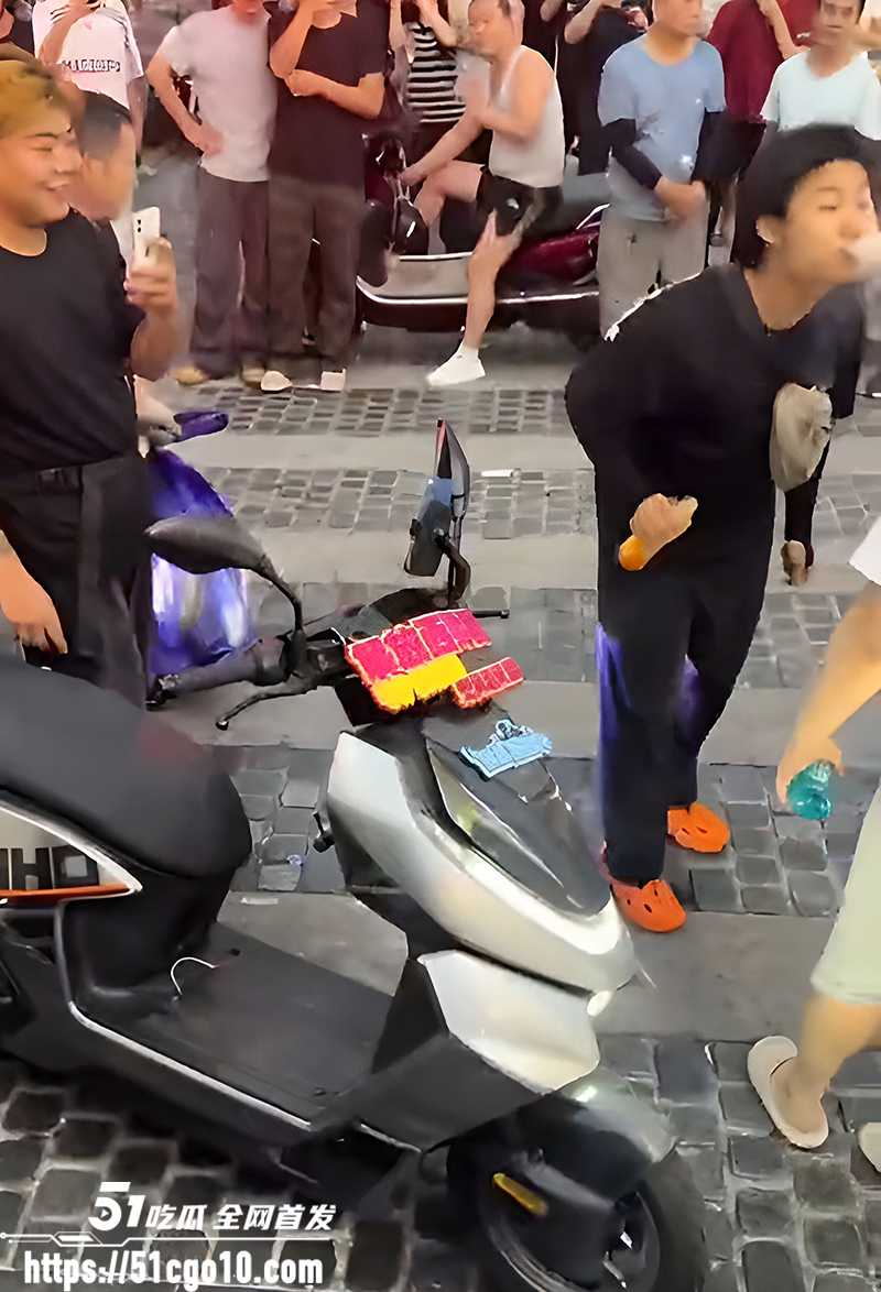 两男子当街吵架吐口水 6 拷贝