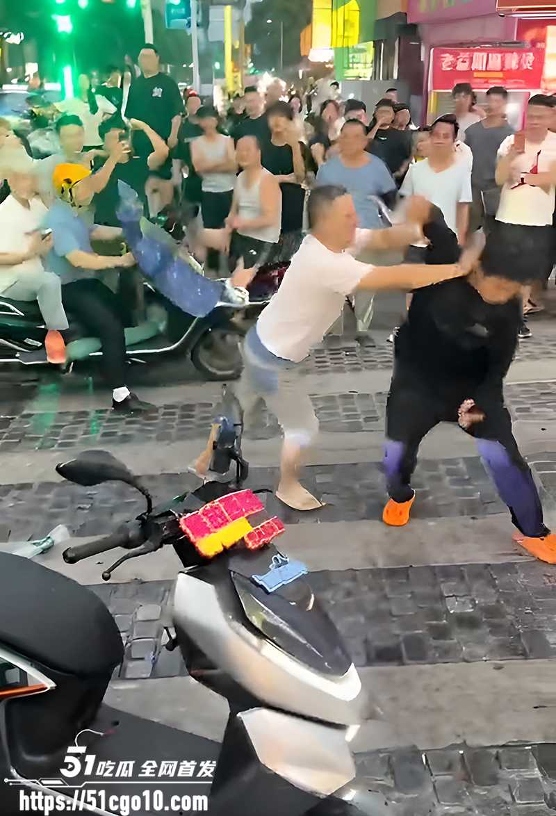 两男子当街吵架吐口水 9 拷贝