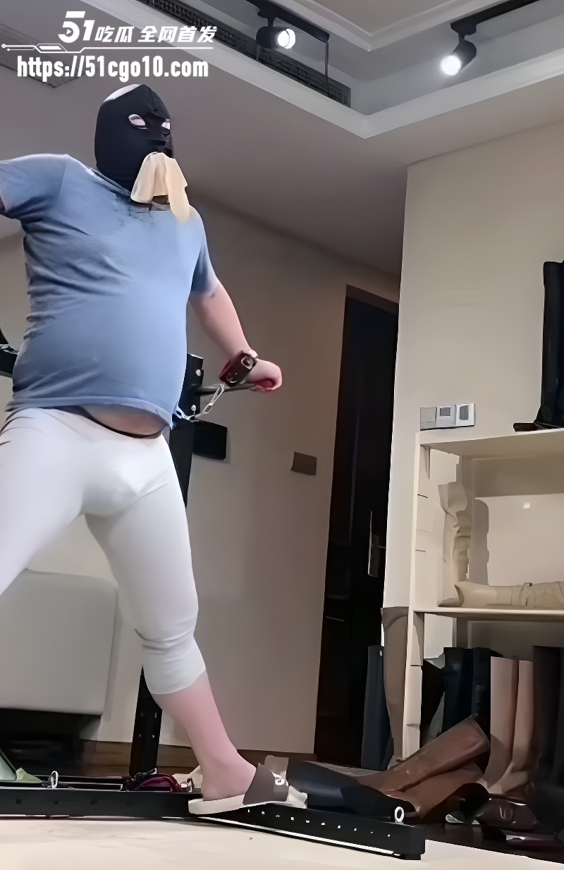 极品女王身穿黑丝调教 3