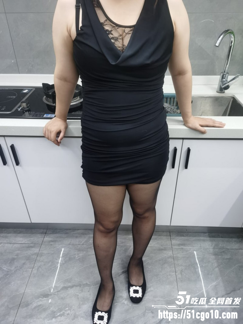 乱伦大神 小雪妹 心机妈妈穿黑丝诱惑儿子 挑逗完就想走 被儿子按住狠狠暴操