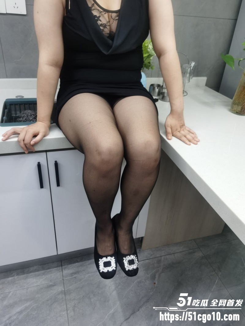 乱伦大神小雪妹被妈妈穿黑丝勾引03