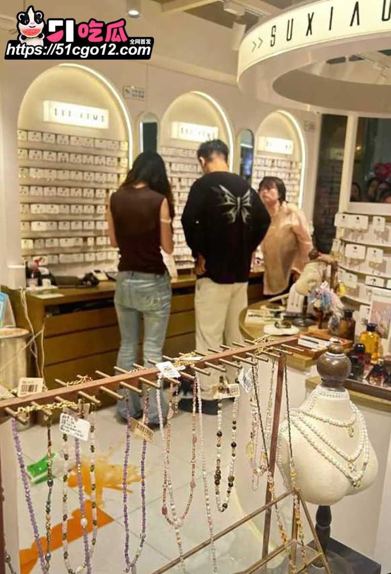 南通如皋吾悦广场 上演抓奸大戏 丈夫小三联手扭打正妻 身份被扒沦为全城笑柄